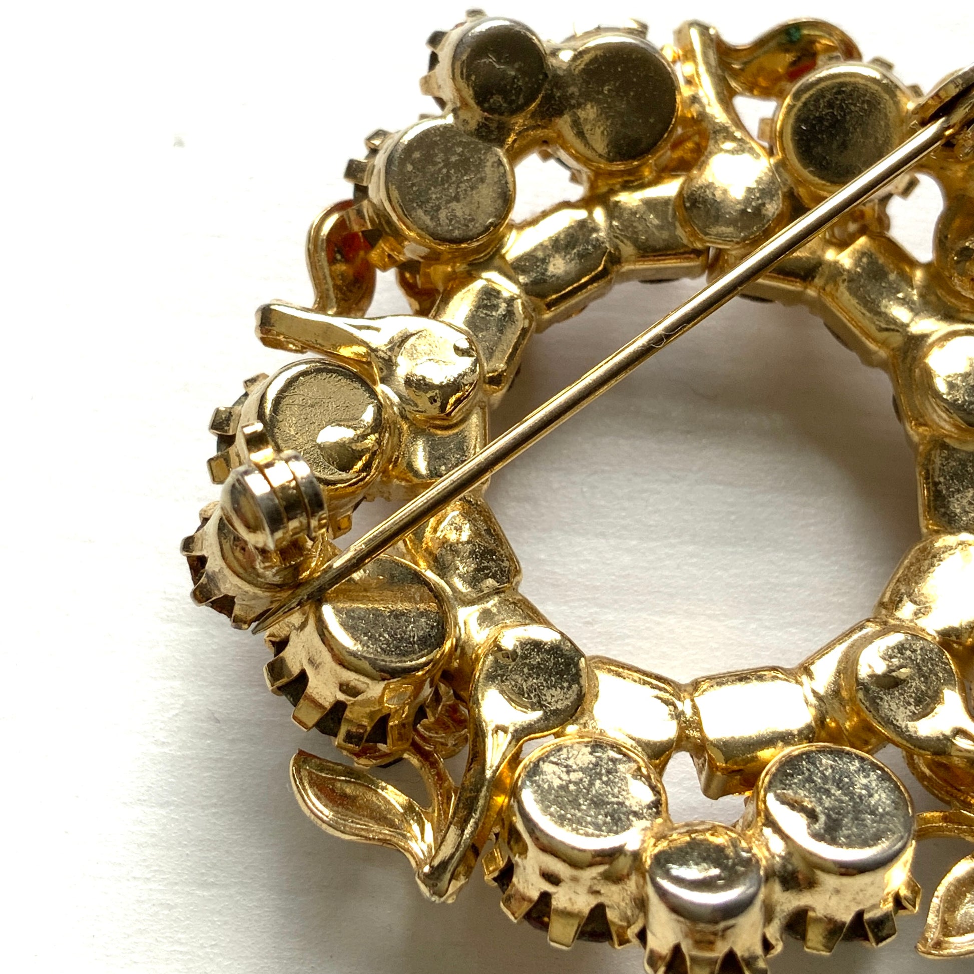 Wreath brooch with amber rhinestones and a petite beige enamel flower. 小さなベージュのエナメルフラワーとアンバーラインストーンのリースブローチ。 