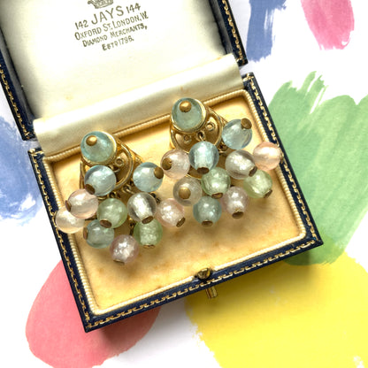 Fringe-style clip-on earrings featuring pastel-coloured plastic beads. パステルカラーのプラスチックビーズが揺れる、フリンジタイプのクリップイヤリング。