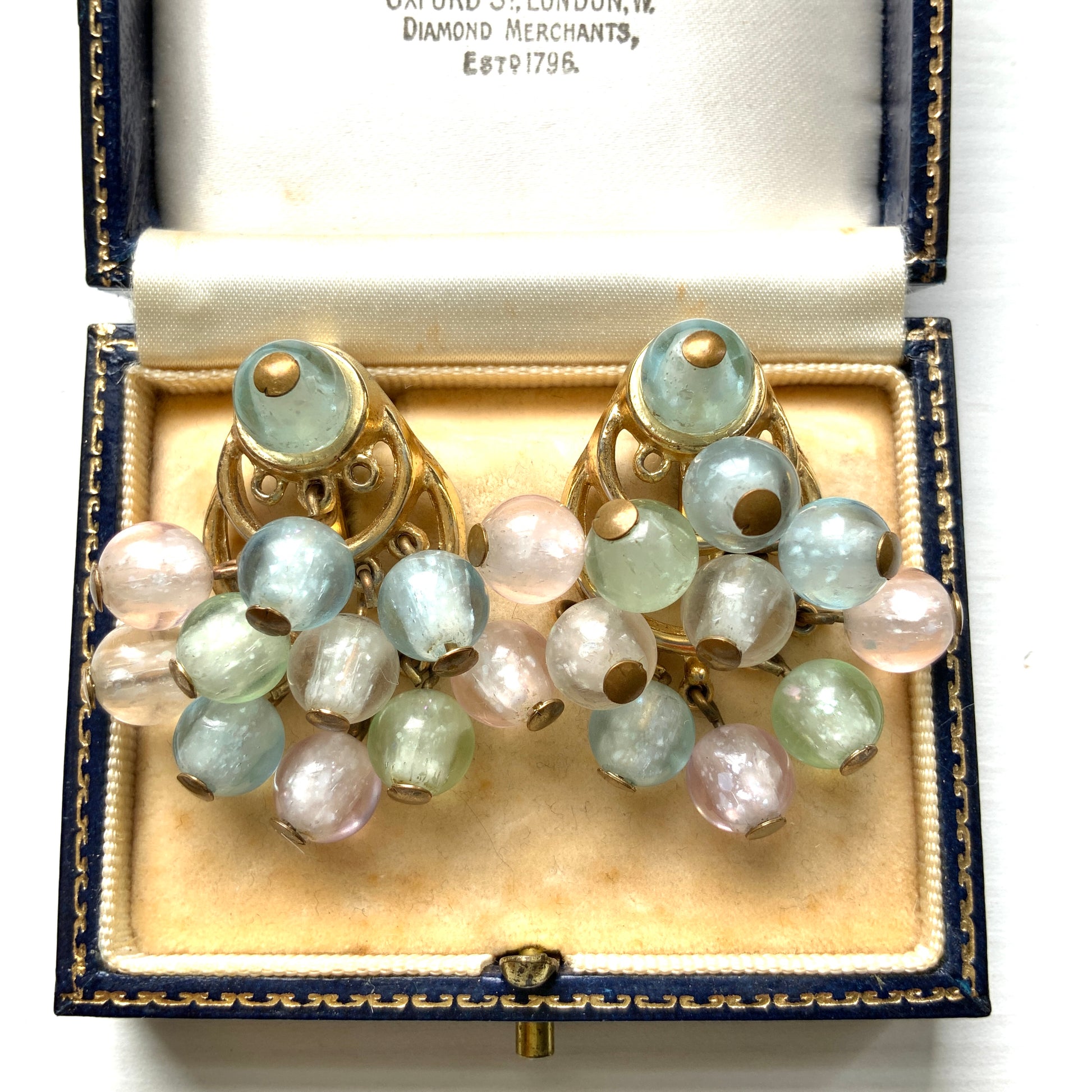 Fringe-style clip-on earrings featuring pastel-coloured plastic beads. パステルカラーのプラスチックビーズが揺れる、フリンジタイプのクリップイヤリング。