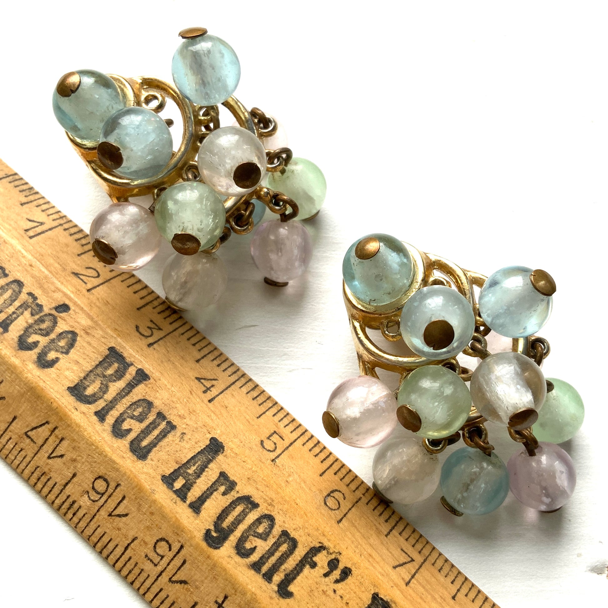 Fringe-style clip-on earrings featuring pastel-coloured plastic beads. パステルカラーのプラスチックビーズが揺れる、フリンジタイプのクリップイヤリング。