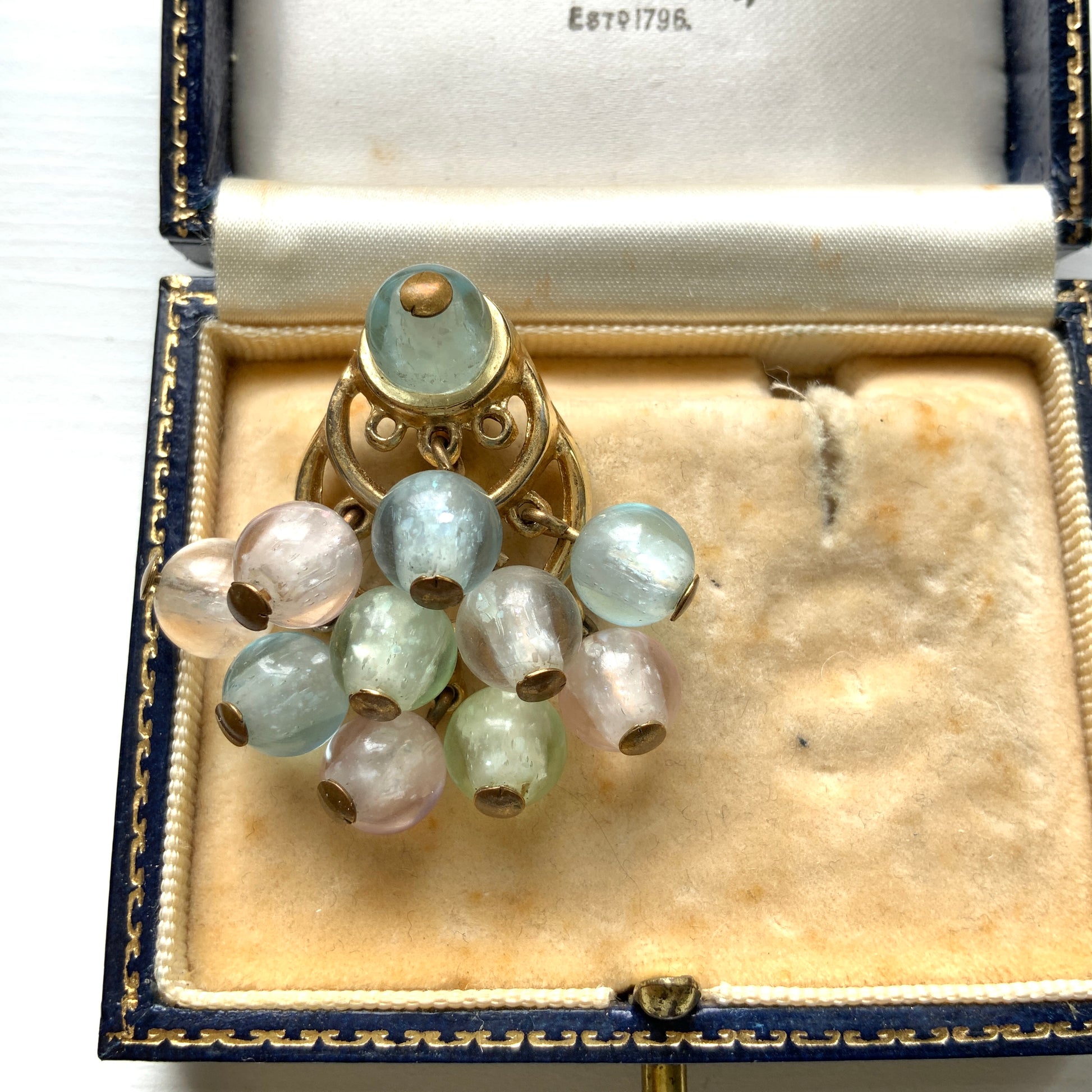Fringe-style clip-on earrings featuring pastel-coloured plastic beads. パステルカラーのプラスチックビーズが揺れる、フリンジタイプのクリップイヤリング。