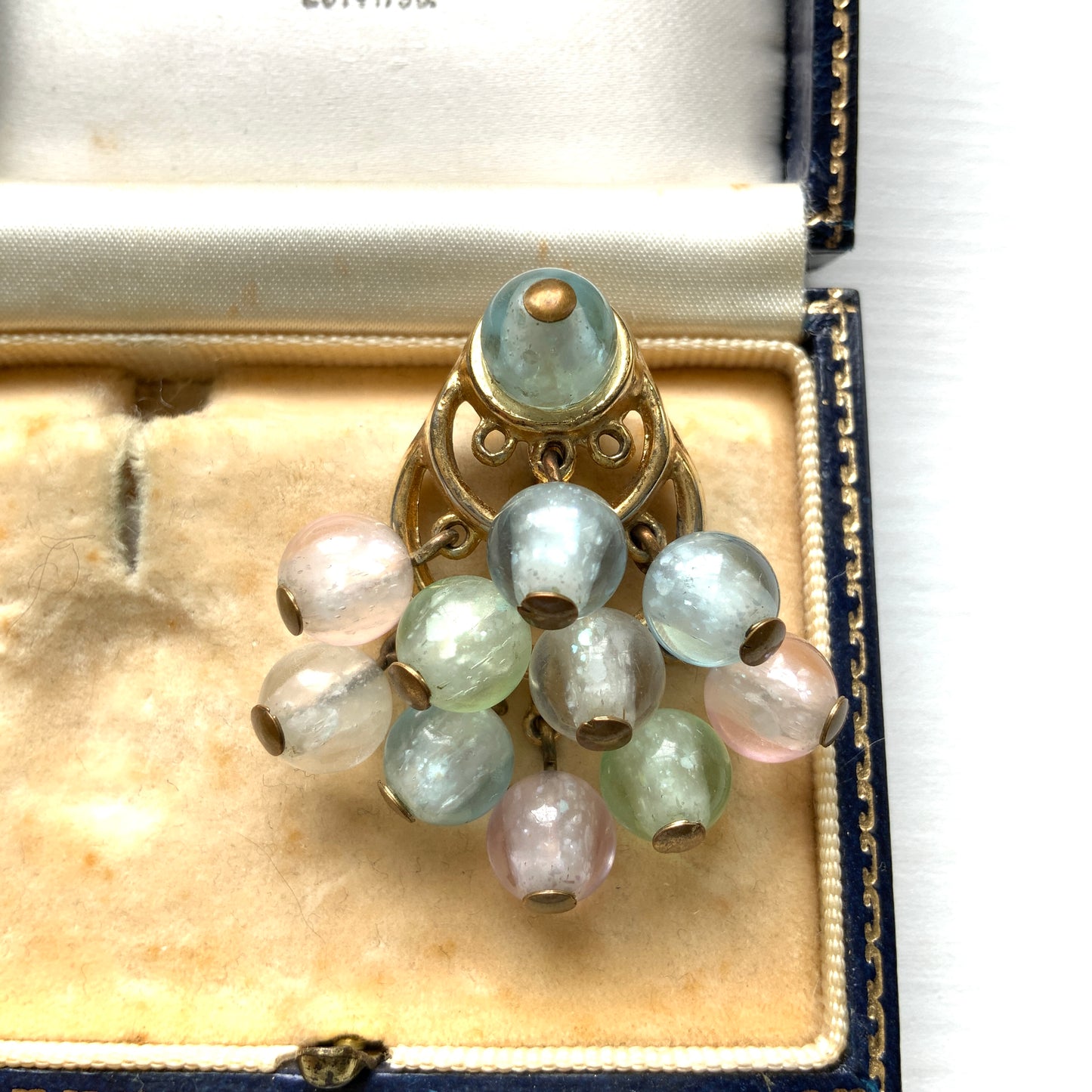 Fringe-style clip-on earrings featuring pastel-coloured plastic beads. パステルカラーのプラスチックビーズが揺れる、フリンジタイプのクリップイヤリング。