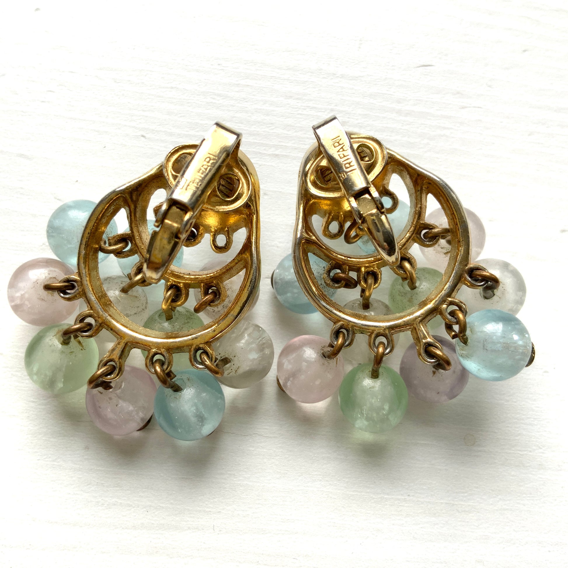Fringe-style clip-on earrings featuring pastel-coloured plastic beads. パステルカラーのプラスチックビーズが揺れる、フリンジタイプのクリップイヤリング。