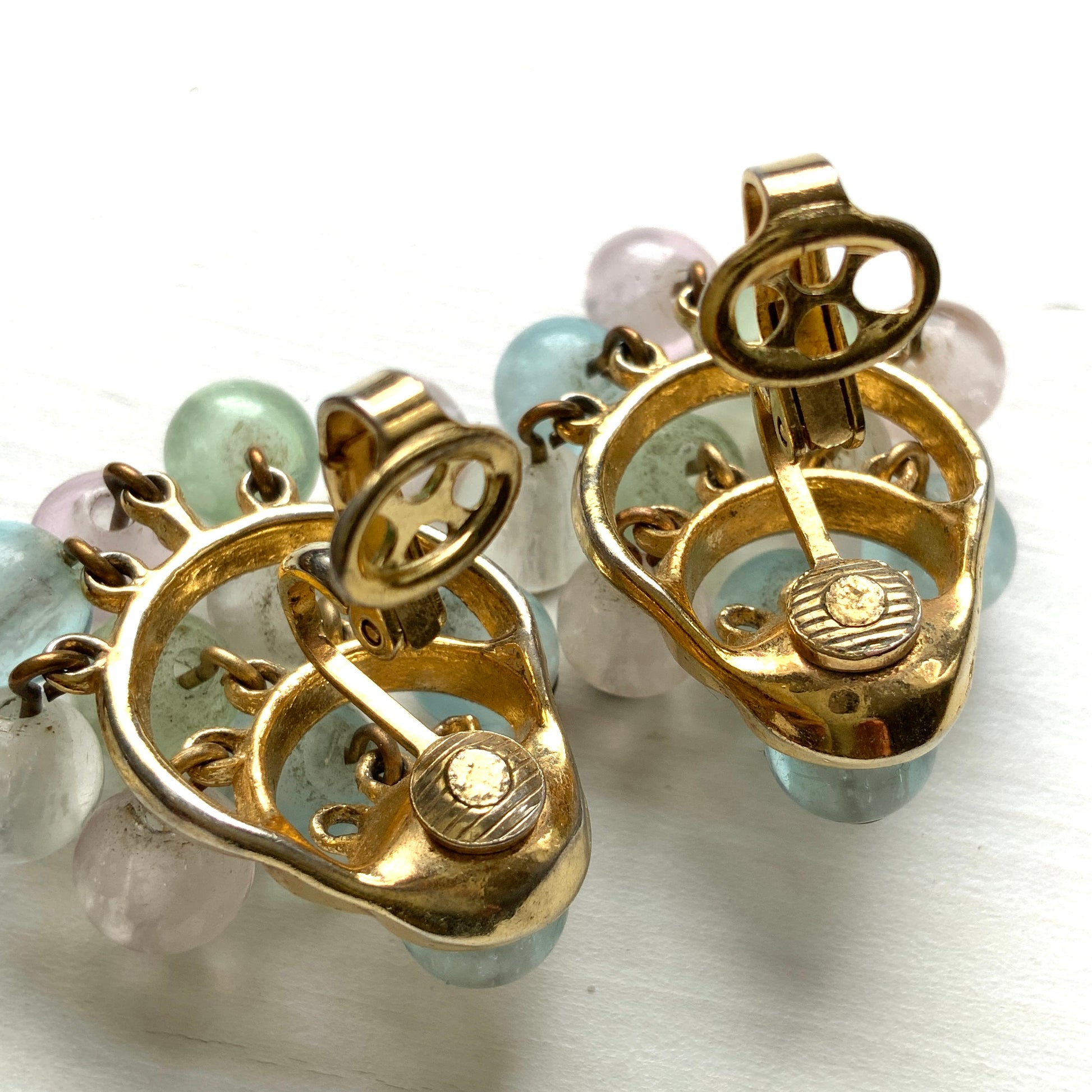 Fringe-style clip-on earrings featuring pastel-coloured plastic beads. パステルカラーのプラスチックビーズが揺れる、フリンジタイプのクリップイヤリング。