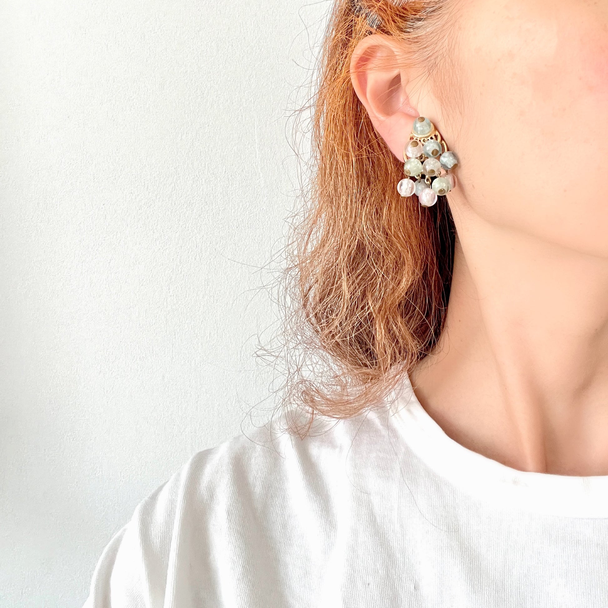 Fringe-style clip-on earrings featuring pastel-coloured plastic beads. パステルカラーのプラスチックビーズが揺れる、フリンジタイプのクリップイヤリング。