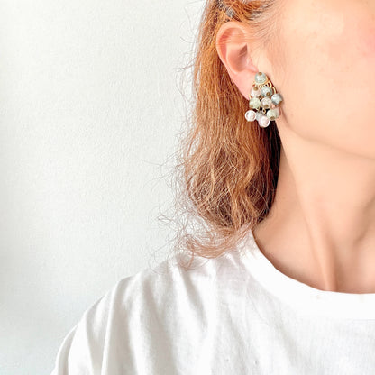 Fringe-style clip-on earrings featuring pastel-coloured plastic beads. パステルカラーのプラスチックビーズが揺れる、フリンジタイプのクリップイヤリング。
