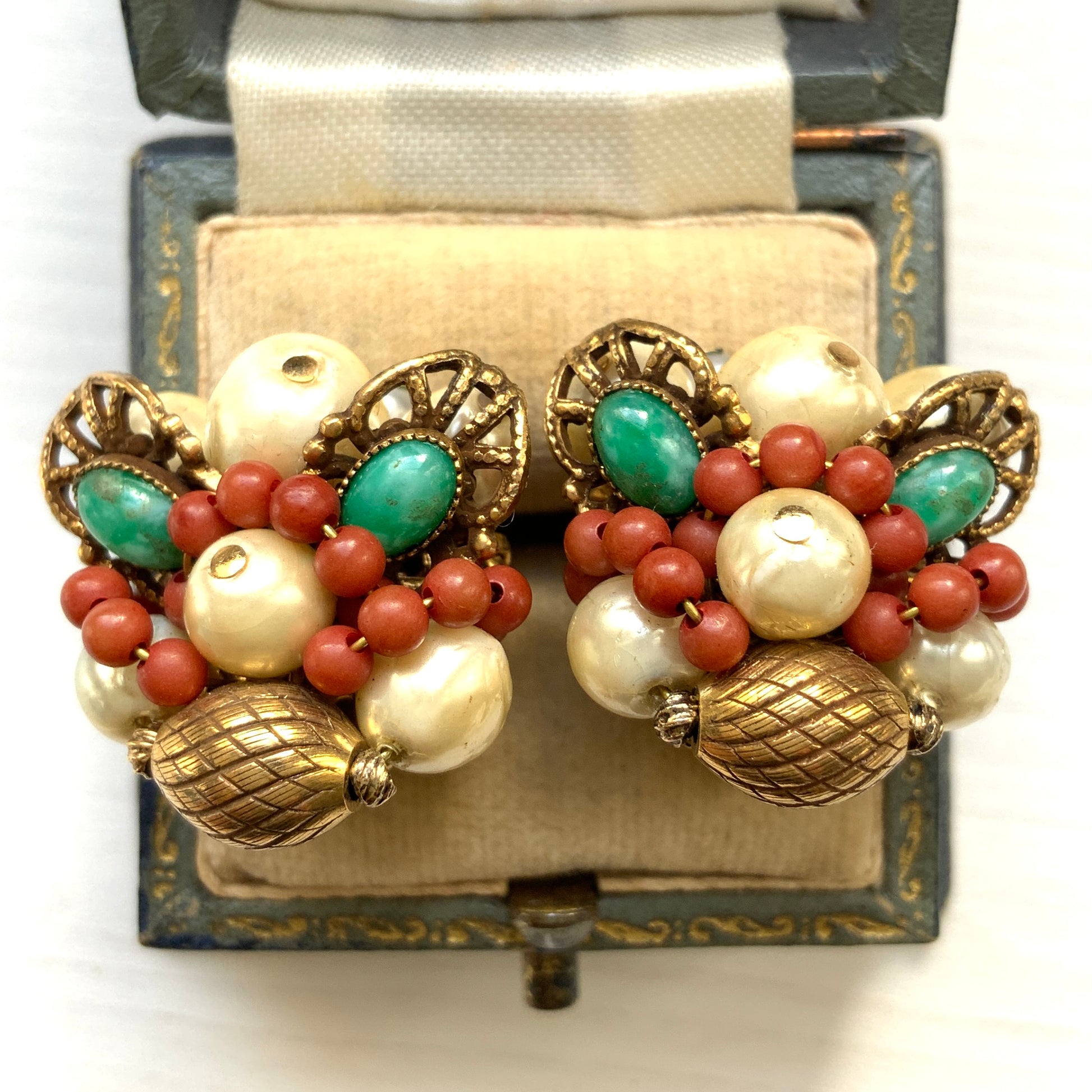 Cluster earrings by Vendome featuring a beautiful harmony of pearls, brown, and green beads. パール、ブラウン、グリーンのビーズが美しく調和した、ヴァンドームのクラスターイヤリング。 