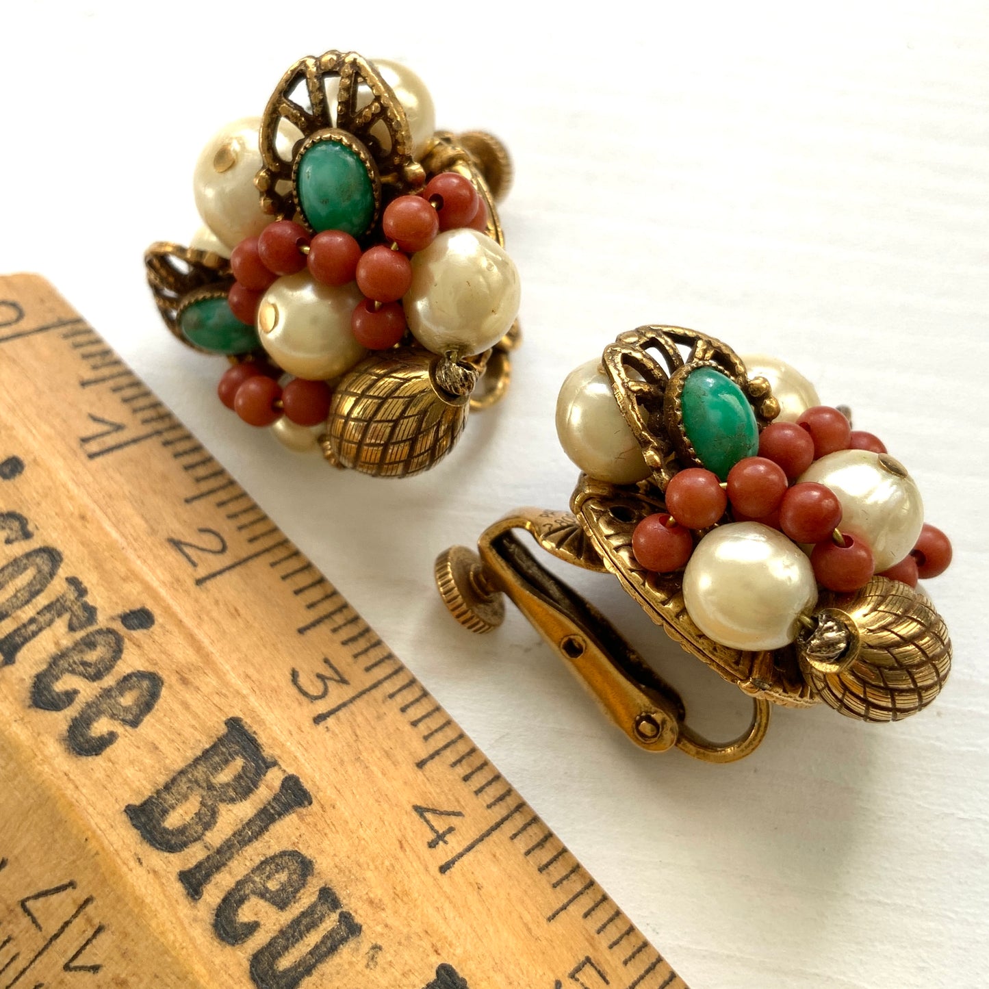 Cluster earrings by Vendome featuring a beautiful harmony of pearls, brown, and green beads. パール、ブラウン、グリーンのビーズが美しく調和した、ヴァンドームのクラスターイヤリング。 