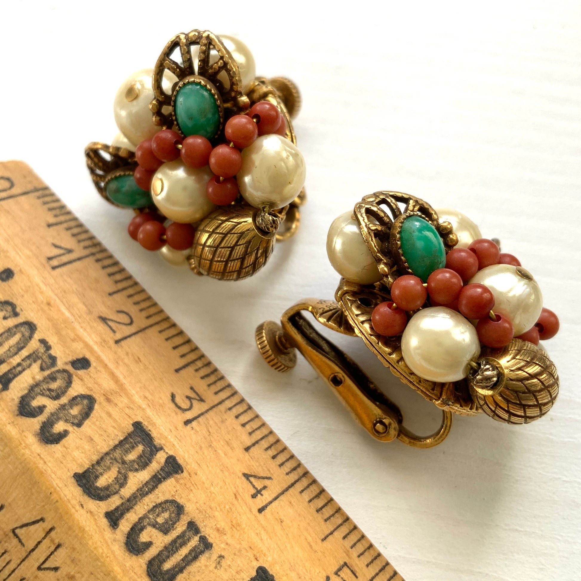 Cluster earrings by Vendome featuring a beautiful harmony of pearls, brown, and green beads. パール、ブラウン、グリーンのビーズが美しく調和した、ヴァンドームのクラスターイヤリング。 