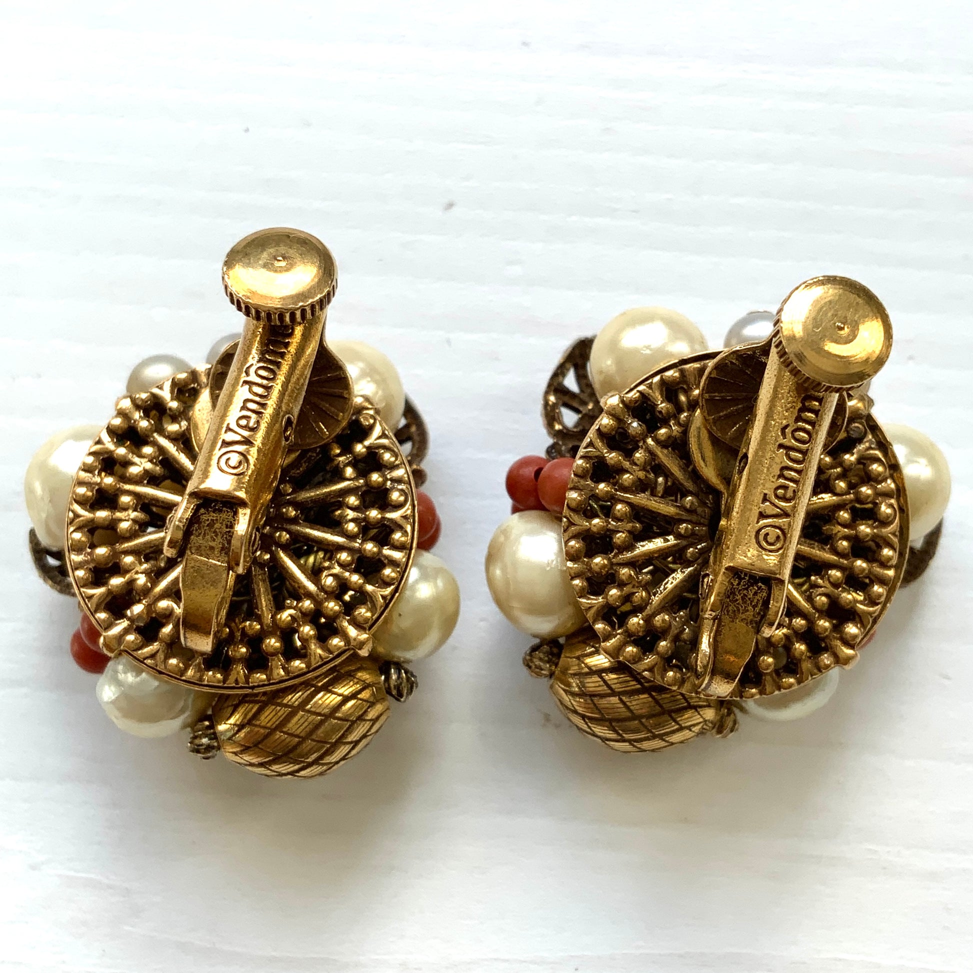Cluster earrings by Vendome featuring a beautiful harmony of pearls, brown, and green beads. パール、ブラウン、グリーンのビーズが美しく調和した、ヴァンドームのクラスターイヤリング。 