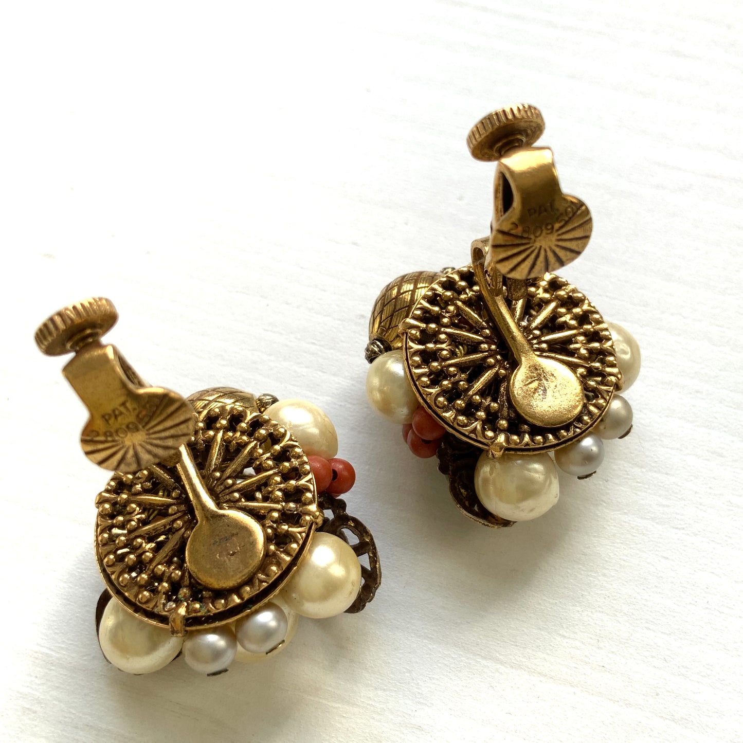 Cluster earrings by Vendome featuring a beautiful harmony of pearls, brown, and green beads. パール、ブラウン、グリーンのビーズが美しく調和した、ヴァンドームのクラスターイヤリング。 