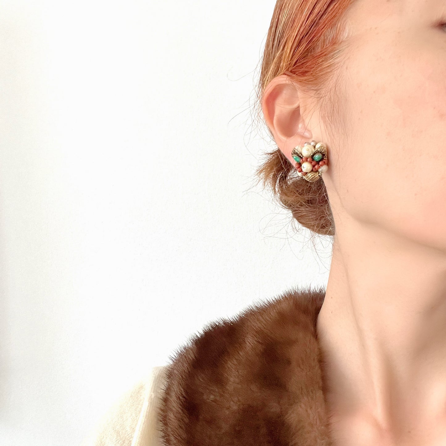Cluster earrings by Vendome featuring a beautiful harmony of pearls, brown, and green beads. パール、ブラウン、グリーンのビーズが美しく調和した、ヴァンドームのクラスターイヤリング。 