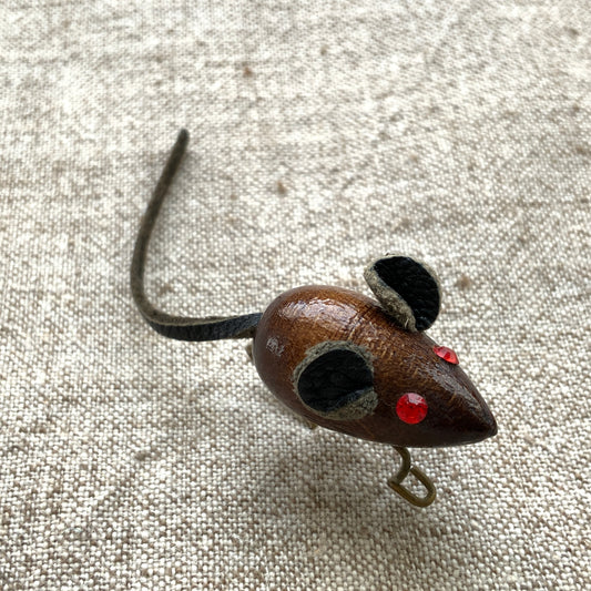 A charming miniature wooden mouse brooch. 木製のかわいいネズミのミニブローチ。 