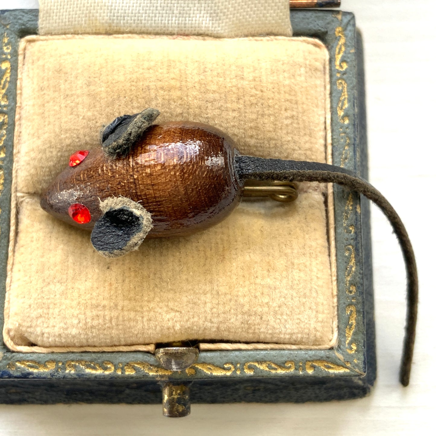 A charming miniature wooden mouse brooch. 木製のかわいいネズミのミニブローチ。 