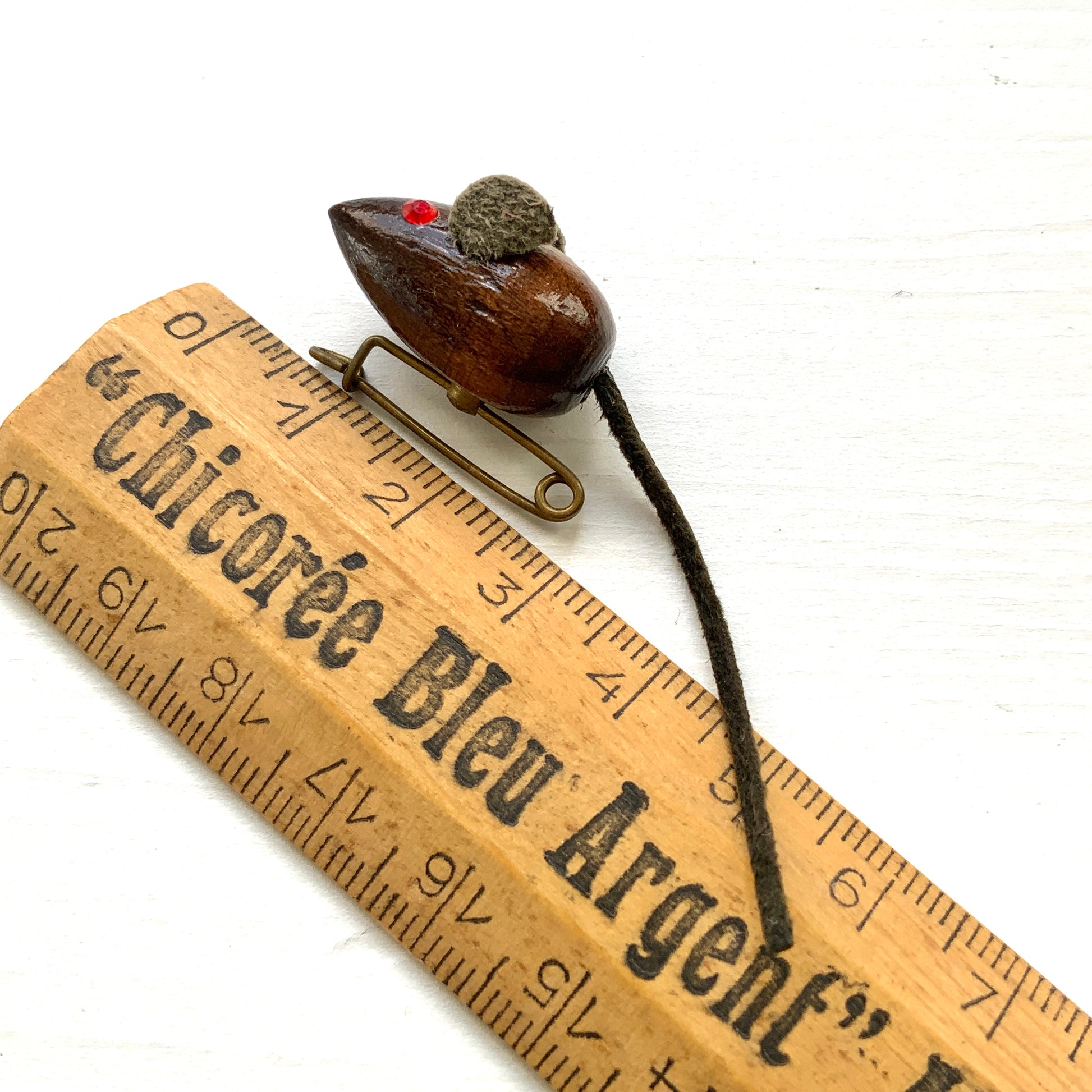 A charming miniature wooden mouse brooch. 木製のかわいいネズミのミニブローチ。 