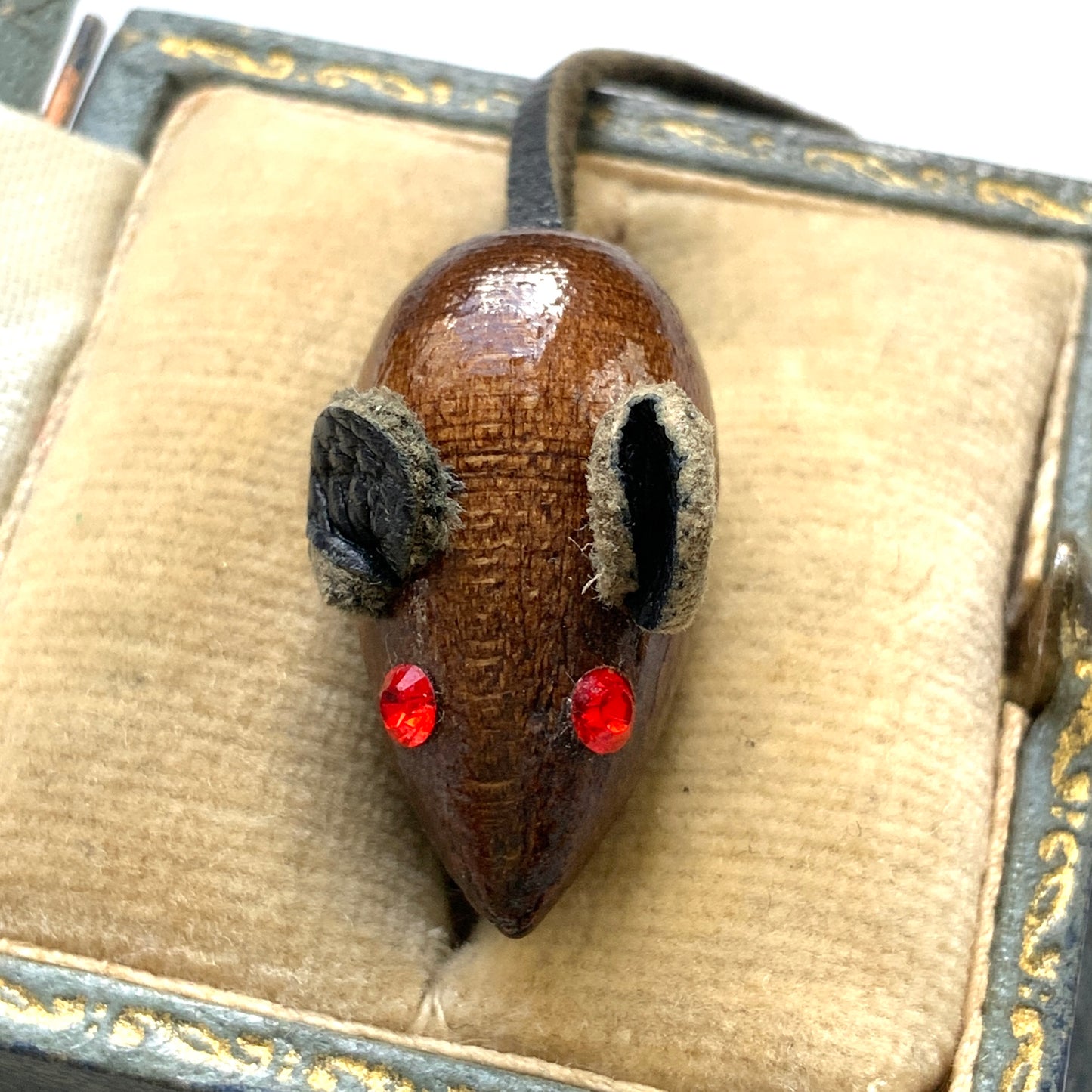 A charming miniature wooden mouse brooch. 木製のかわいいネズミのミニブローチ。 