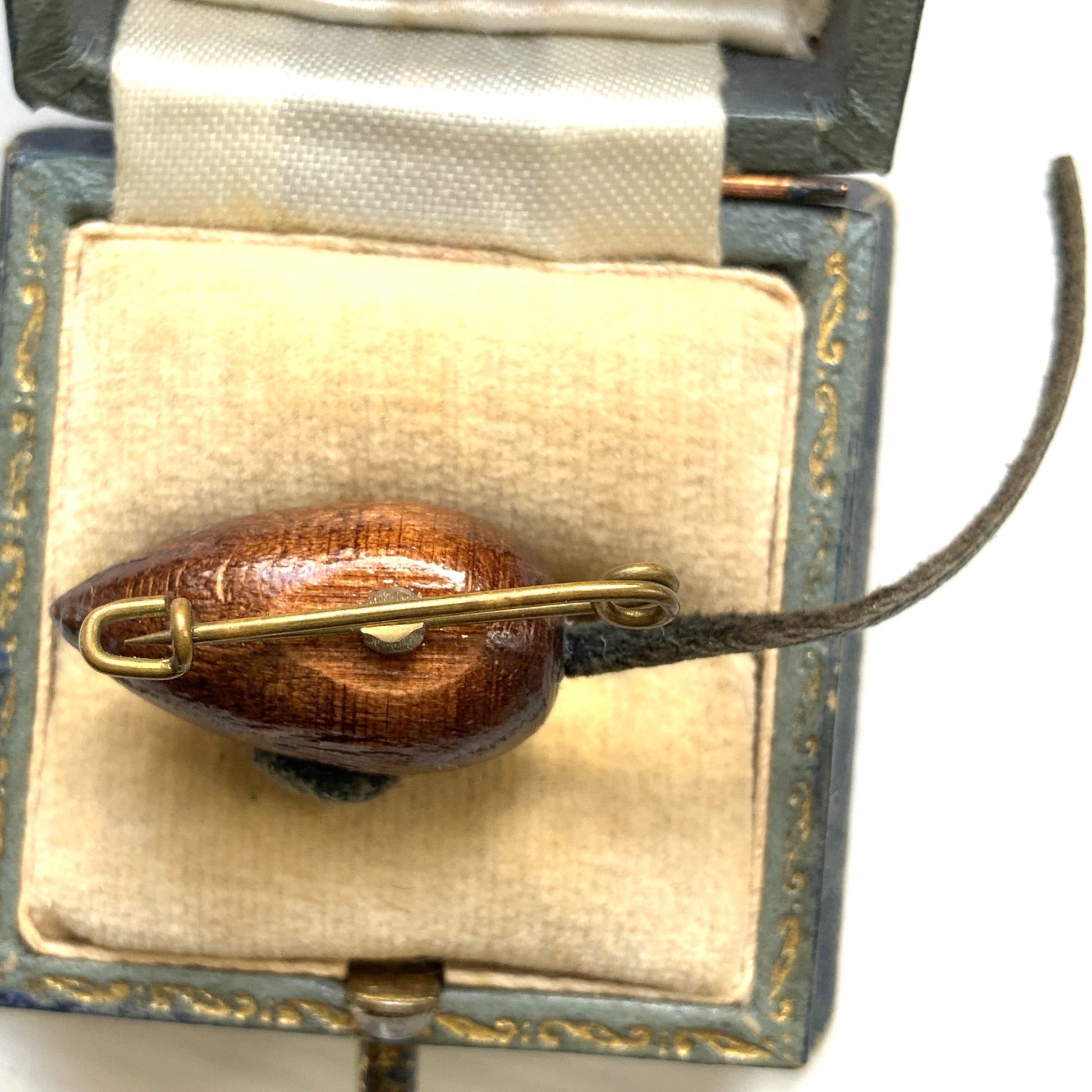 A charming miniature wooden mouse brooch. 木製のかわいいネズミのミニブローチ。 