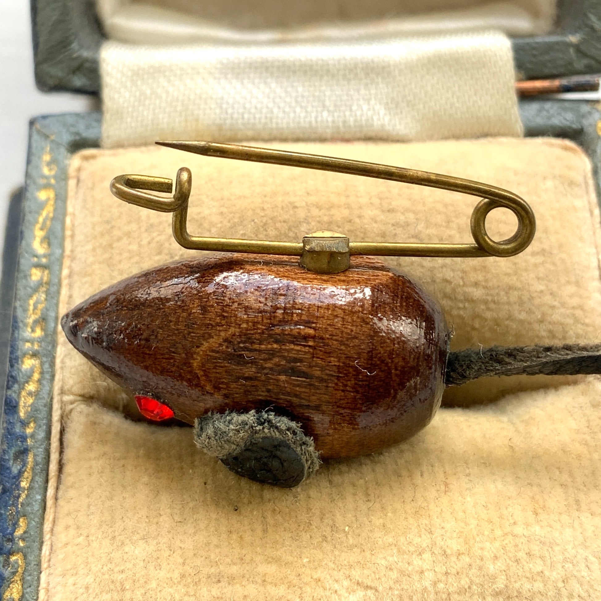 A charming miniature wooden mouse brooch. 木製のかわいいネズミのミニブローチ。 