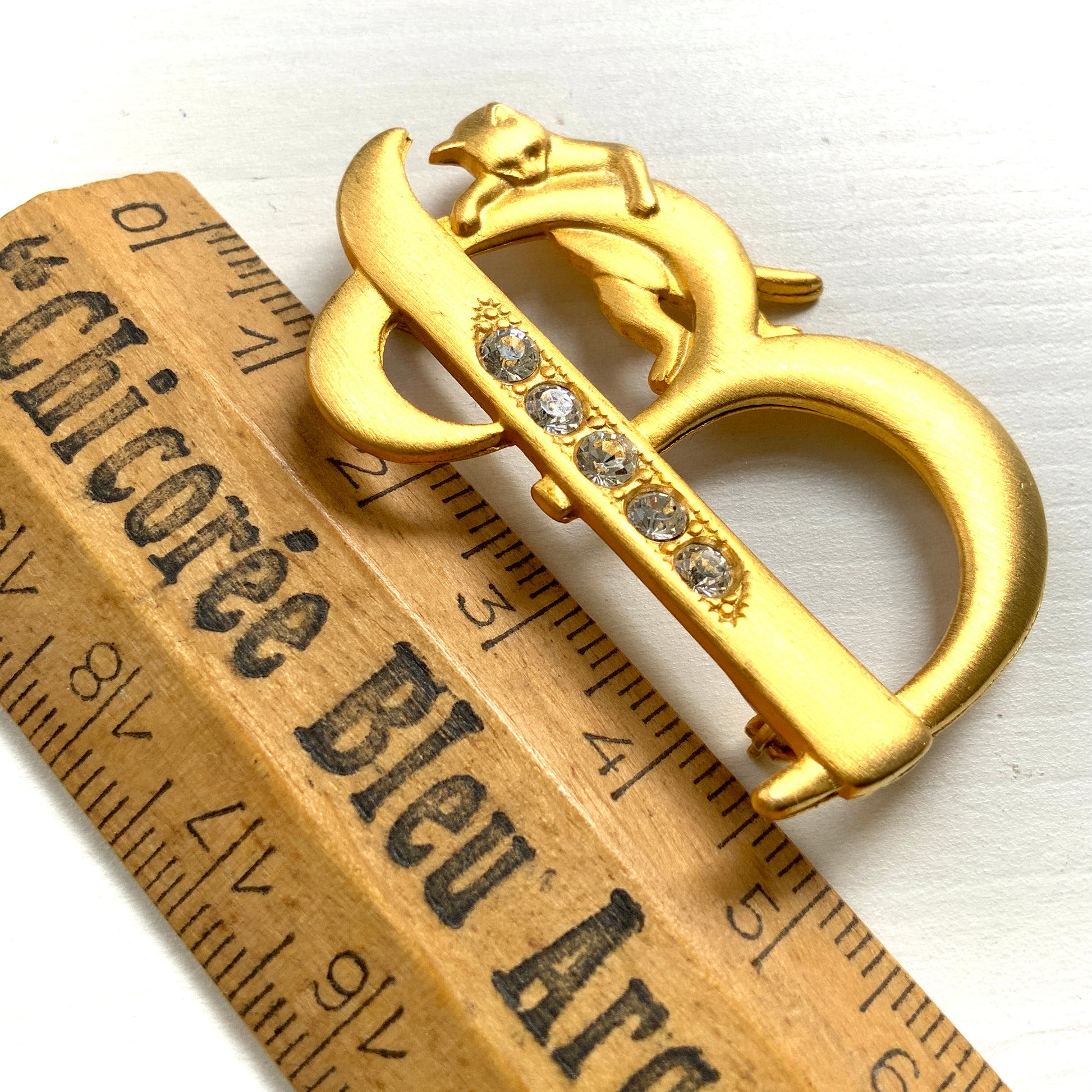 A gold-tone brooch in the shape of the letter “B”, with an adorable kitten clinging to it. かわいい子猫がつかまってる、ゴールドトーンのBのブローチ。