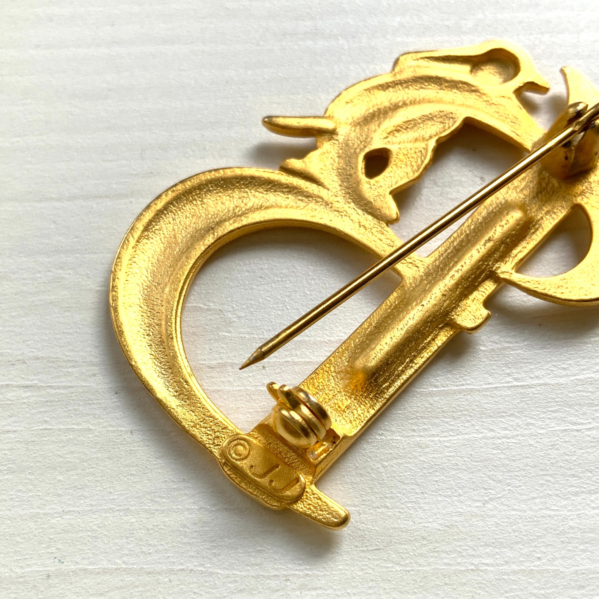 A gold-tone brooch in the shape of the letter “B”, with an adorable kitten clinging to it. かわいい子猫がつかまってる、ゴールドトーンのBのブローチ。