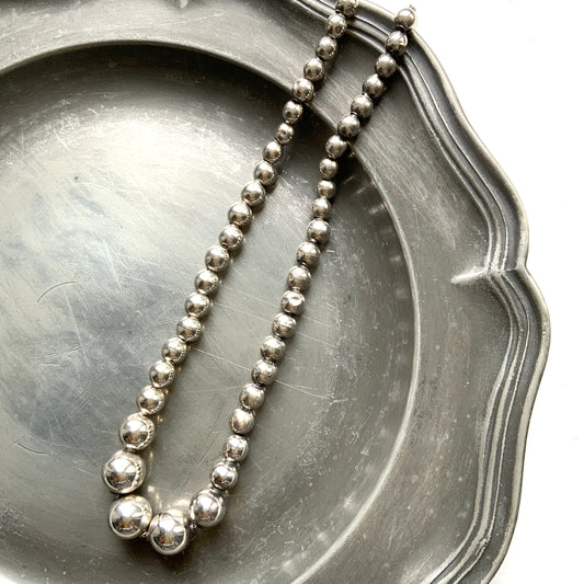 Simple silver bead necklace. With its minimal design, it pairs effortlessly with both modern and boho styles.  シルバービーズのシンプルなネックレス。 ミニマルなデザインで、モダンスタイルからBohoスタイルまで幅広く合わせやすいアイテムです。