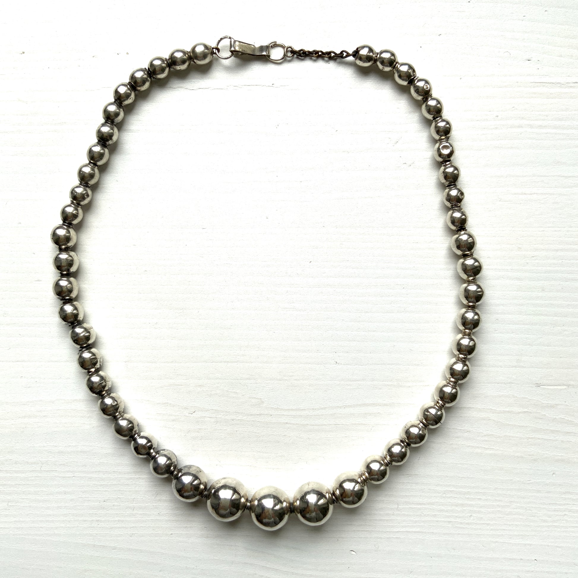 Simple silver bead necklace. With its minimal design, it pairs effortlessly with both modern and boho styles.  シルバービーズのシンプルなネックレス。 ミニマルなデザインで、モダンスタイルからBohoスタイルまで幅広く合わせやすいアイテムです。