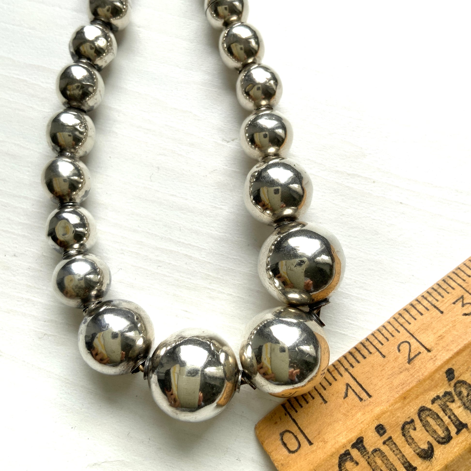 Simple silver bead necklace. With its minimal design, it pairs effortlessly with both modern and boho styles.  シルバービーズのシンプルなネックレス。 ミニマルなデザインで、モダンスタイルからBohoスタイルまで幅広く合わせやすいアイテムです。