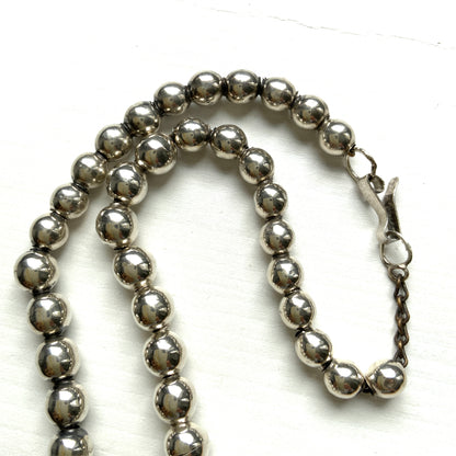 Simple silver bead necklace. With its minimal design, it pairs effortlessly with both modern and boho styles.  シルバービーズのシンプルなネックレス。 ミニマルなデザインで、モダンスタイルからBohoスタイルまで幅広く合わせやすいアイテムです。