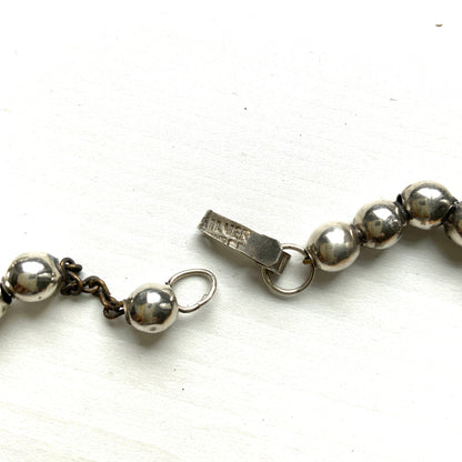 Simple silver bead necklace. With its minimal design, it pairs effortlessly with both modern and boho styles.  シルバービーズのシンプルなネックレス。 ミニマルなデザインで、モダンスタイルからBohoスタイルまで幅広く合わせやすいアイテムです。