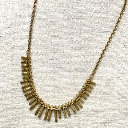 Gold-tone necklace featuring an eye-catching design of elongated twisted bars. 細長いゴールドパーツを並べたデザインが印象的な、ゴールドトーンのネックレス。