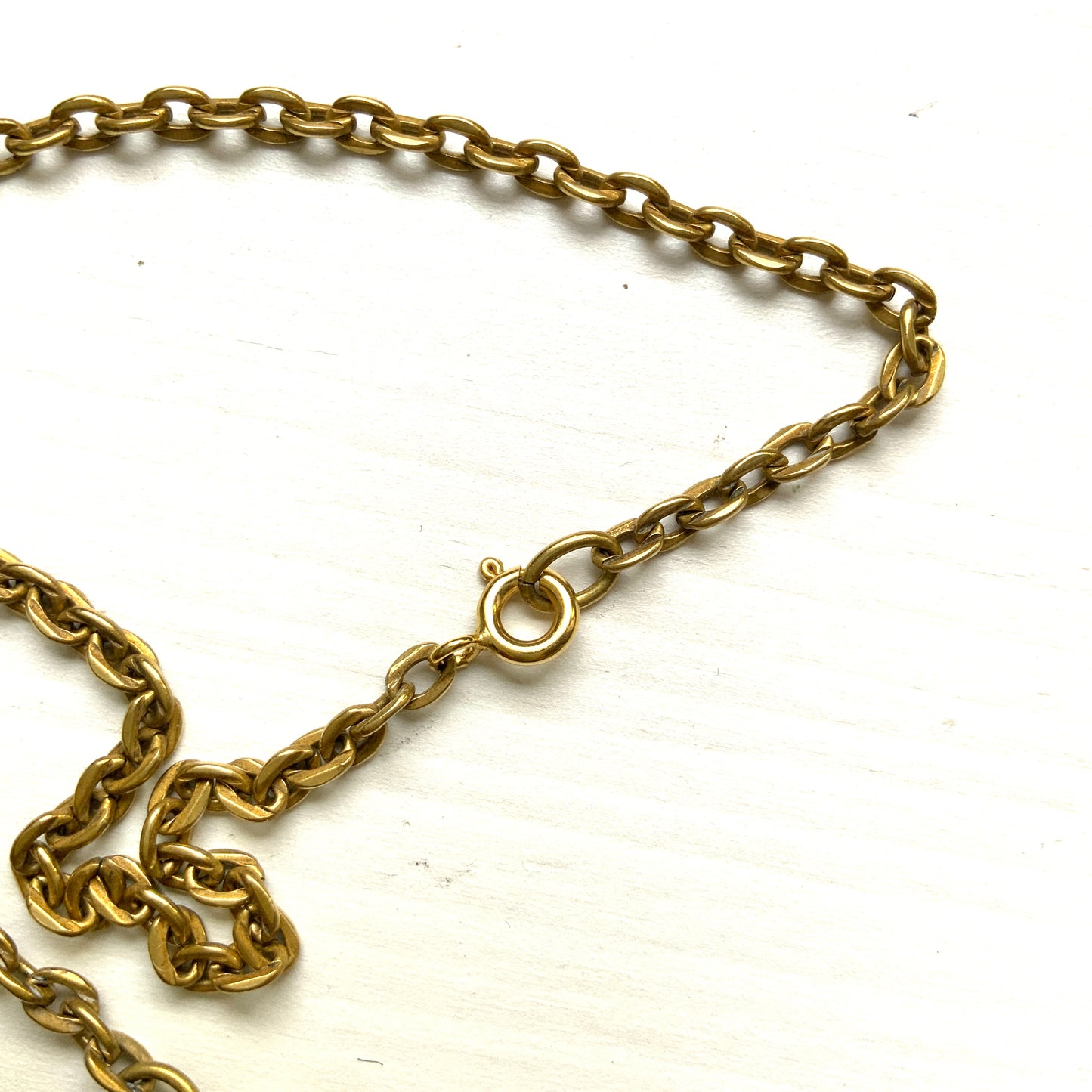 Gold-tone necklace featuring an eye-catching design of elongated twisted bars. 細長いゴールドパーツを並べたデザインが印象的な、ゴールドトーンのネックレス。