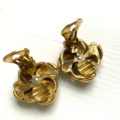 Gold-tone swirl clip-on earrings with curved, sculptural lines. 曲線的なスワールモチーフが印象的な、ゴールドトーンのクリップイヤリング。
