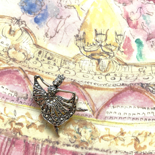 A silver mini ballerina brooch set with sparkling marcasite. マーカサイトが散りばめられた、シルバーのバレリーナのミニブローチ。