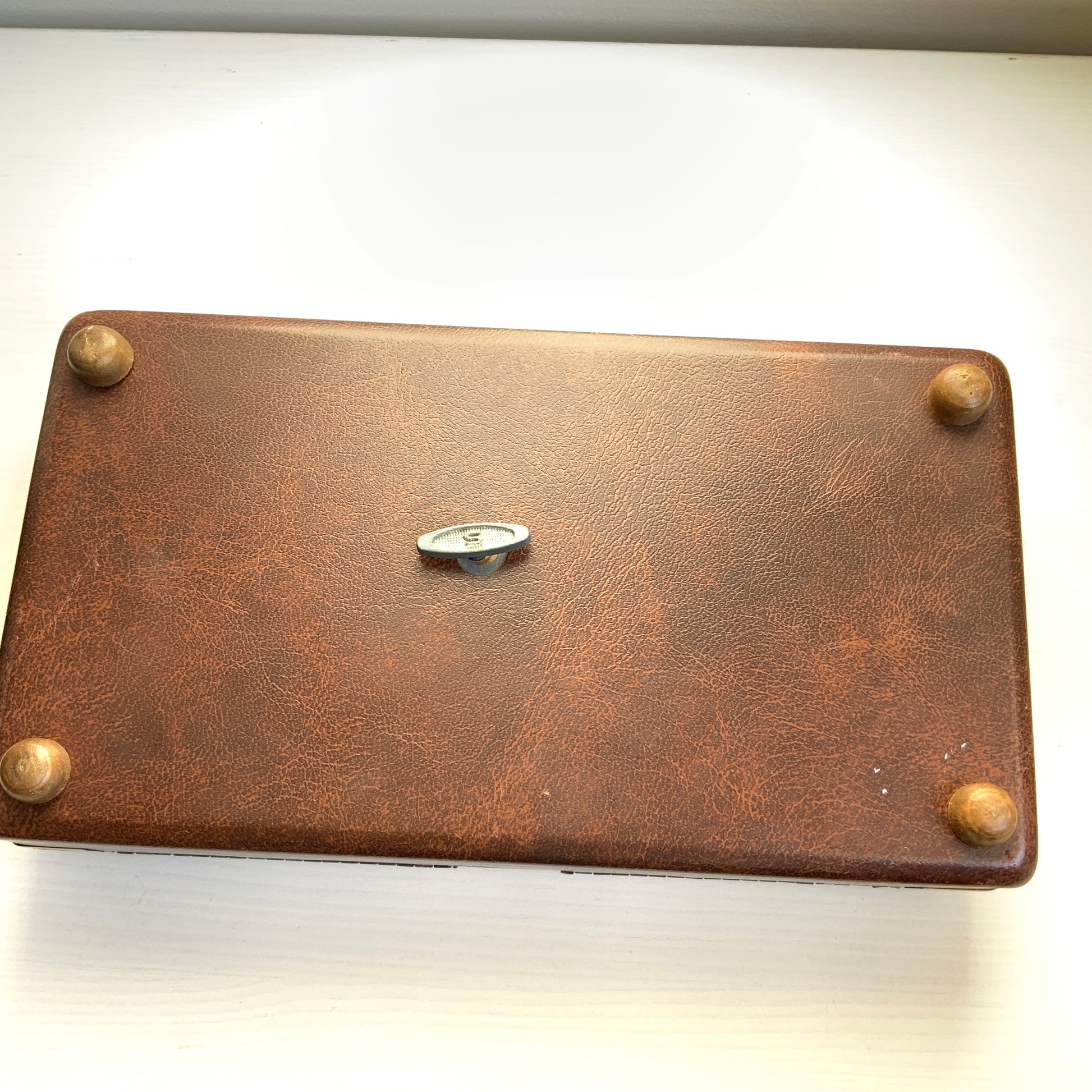 When the lid is opened, a ballerina dressed in a gold bodice and white tutu begins to spin gracefully to music, revealing a charming jewellery box with a built-in music box. 蓋を開けると、ゴールドにホワイトのチュチュをまとったバレリーナがくるくると踊り出す、オルゴール付きのジュエリーボックスです。 