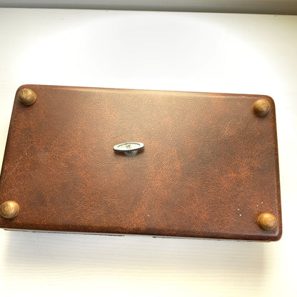 When the lid is opened, a ballerina dressed in a gold bodice and white tutu begins to spin gracefully to music, revealing a charming jewellery box with a built-in music box. 蓋を開けると、ゴールドにホワイトのチュチュをまとったバレリーナがくるくると踊り出す、オルゴール付きのジュエリーボックスです。 