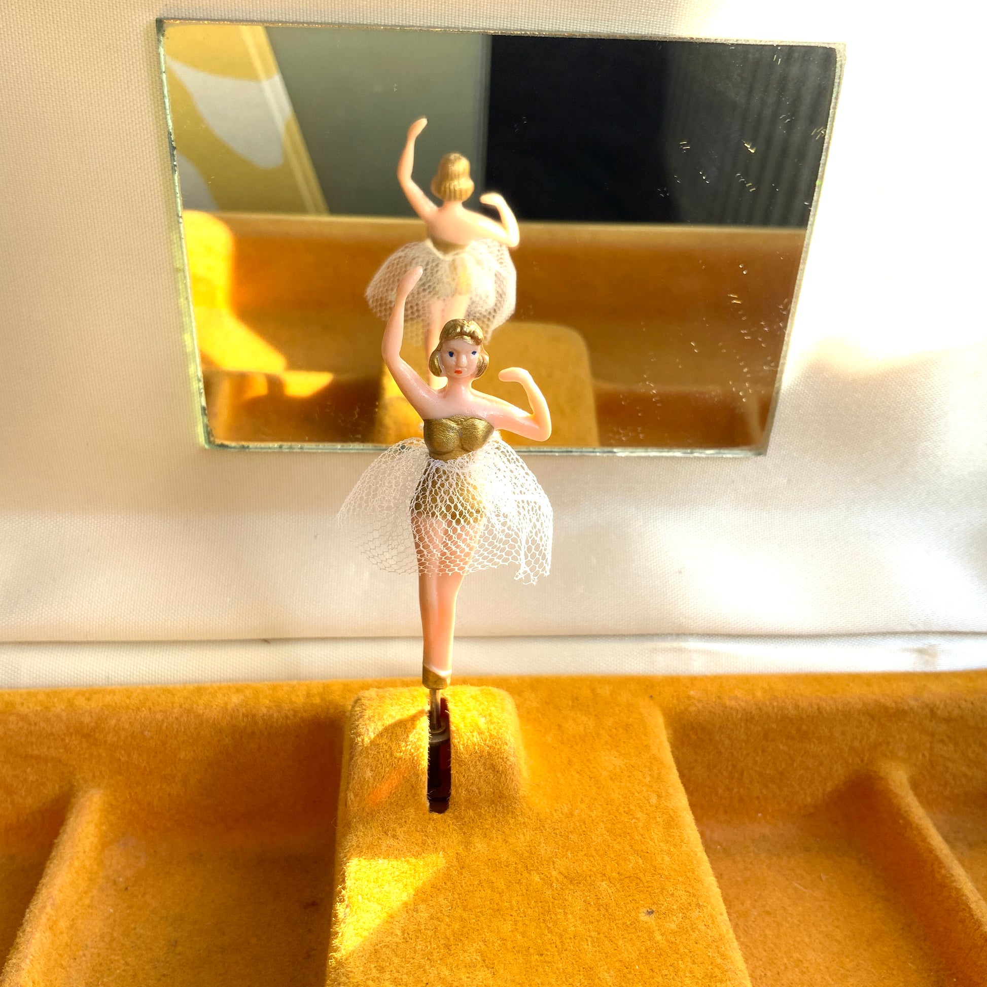 When the lid is opened, a ballerina dressed in a gold bodice and white tutu begins to spin gracefully to music, revealing a charming jewellery box with a built-in music box. 蓋を開けると、ゴールドにホワイトのチュチュをまとったバレリーナがくるくると踊り出す、オルゴール付きのジュエリーボックスです。 