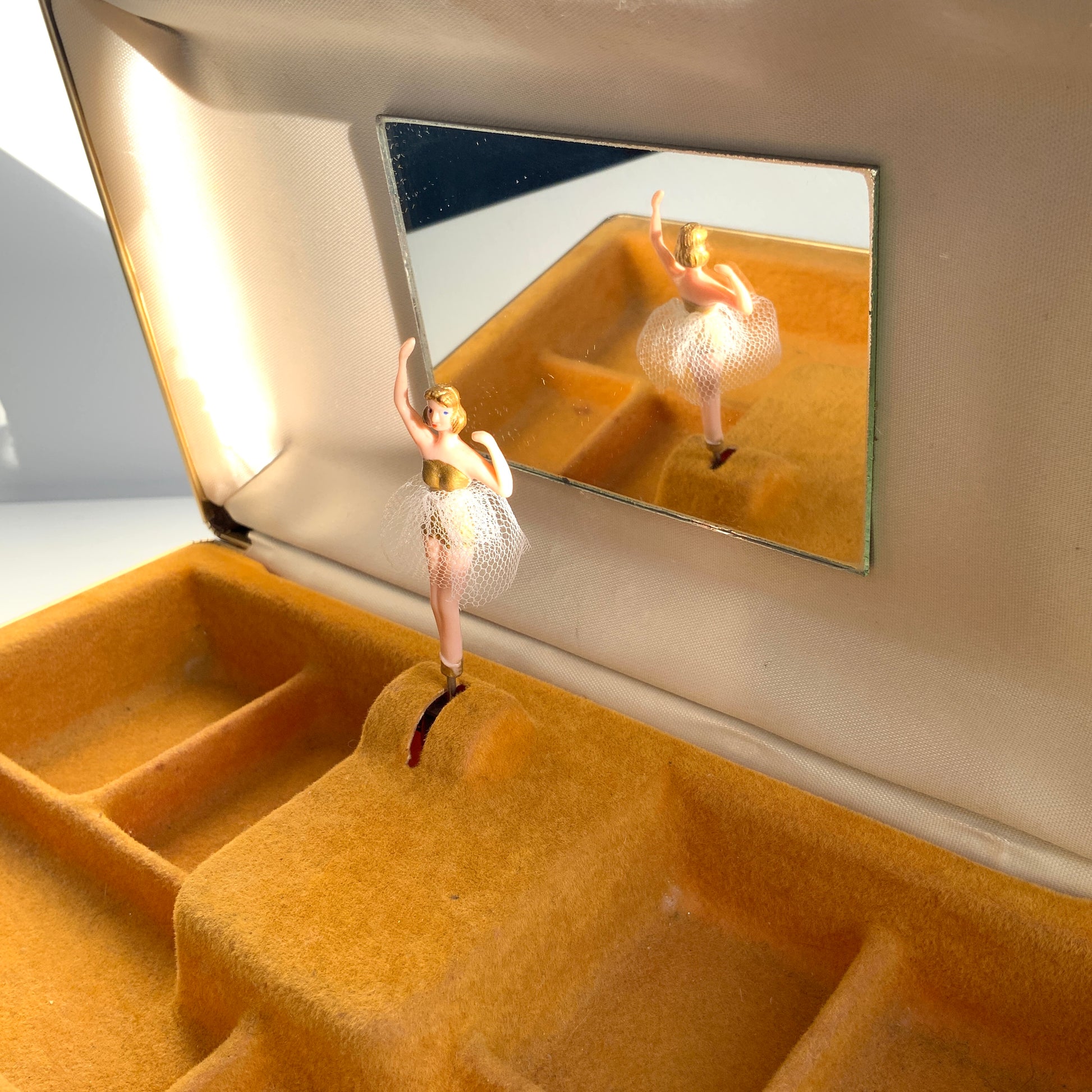 When the lid is opened, a ballerina dressed in a gold bodice and white tutu begins to spin gracefully to music, revealing a charming jewellery box with a built-in music box. 蓋を開けると、ゴールドにホワイトのチュチュをまとったバレリーナがくるくると踊り出す、オルゴール付きのジュエリーボックスです。 