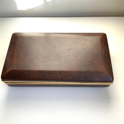 When the lid is opened, a ballerina dressed in a gold bodice and white tutu begins to spin gracefully to music, revealing a charming jewellery box with a built-in music box. 蓋を開けると、ゴールドにホワイトのチュチュをまとったバレリーナがくるくると踊り出す、オルゴール付きのジュエリーボックスです。 