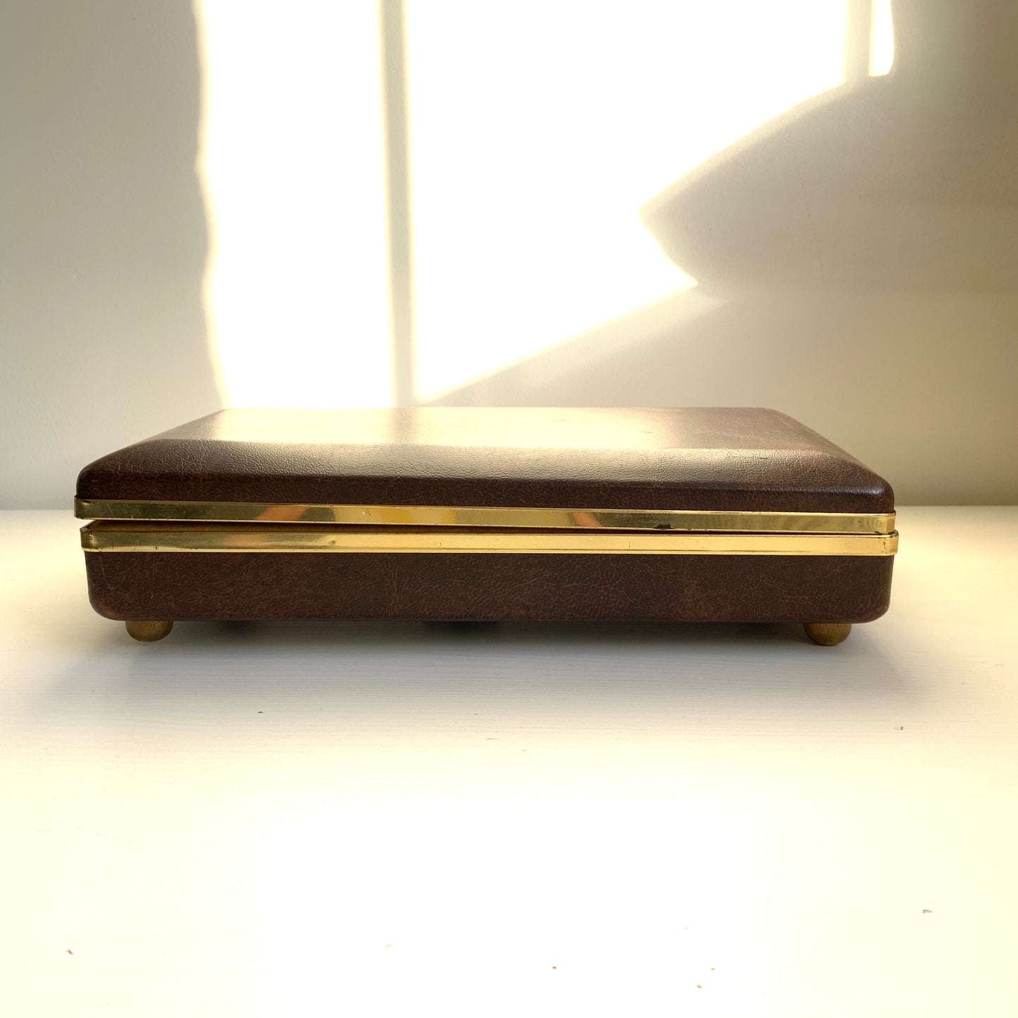 When the lid is opened, a ballerina dressed in a gold bodice and white tutu begins to spin gracefully to music, revealing a charming jewellery box with a built-in music box. 蓋を開けると、ゴールドにホワイトのチュチュをまとったバレリーナがくるくると踊り出す、オルゴール付きのジュエリーボックスです。 