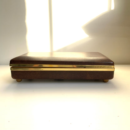 When the lid is opened, a ballerina dressed in a gold bodice and white tutu begins to spin gracefully to music, revealing a charming jewellery box with a built-in music box. 蓋を開けると、ゴールドにホワイトのチュチュをまとったバレリーナがくるくると踊り出す、オルゴール付きのジュエリーボックスです。 