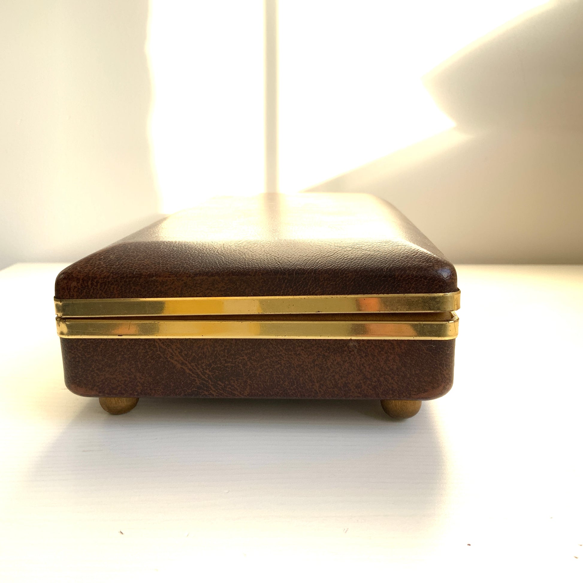 When the lid is opened, a ballerina dressed in a gold bodice and white tutu begins to spin gracefully to music, revealing a charming jewellery box with a built-in music box. 蓋を開けると、ゴールドにホワイトのチュチュをまとったバレリーナがくるくると踊り出す、オルゴール付きのジュエリーボックスです。 