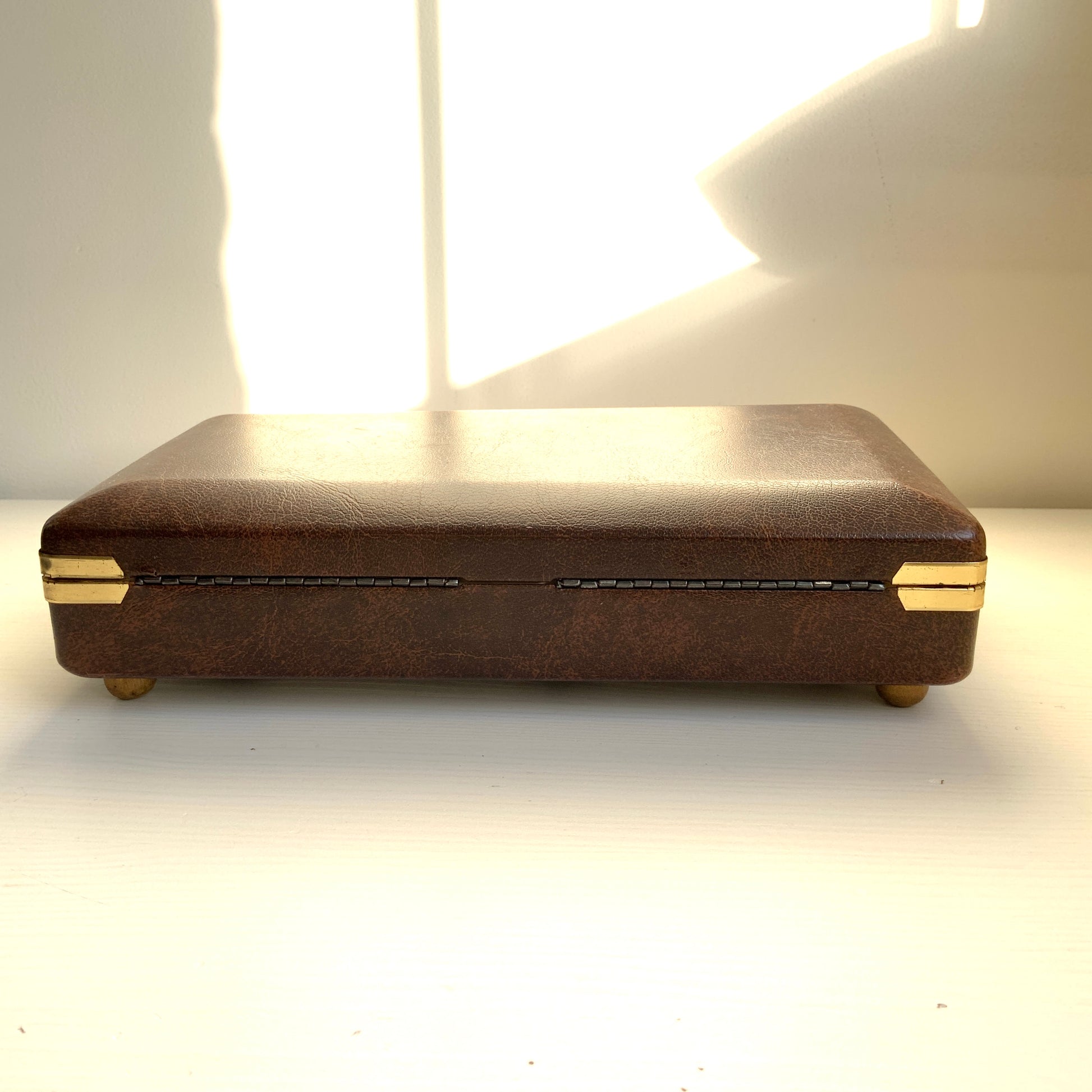 When the lid is opened, a ballerina dressed in a gold bodice and white tutu begins to spin gracefully to music, revealing a charming jewellery box with a built-in music box. 蓋を開けると、ゴールドにホワイトのチュチュをまとったバレリーナがくるくると踊り出す、オルゴール付きのジュエリーボックスです。 