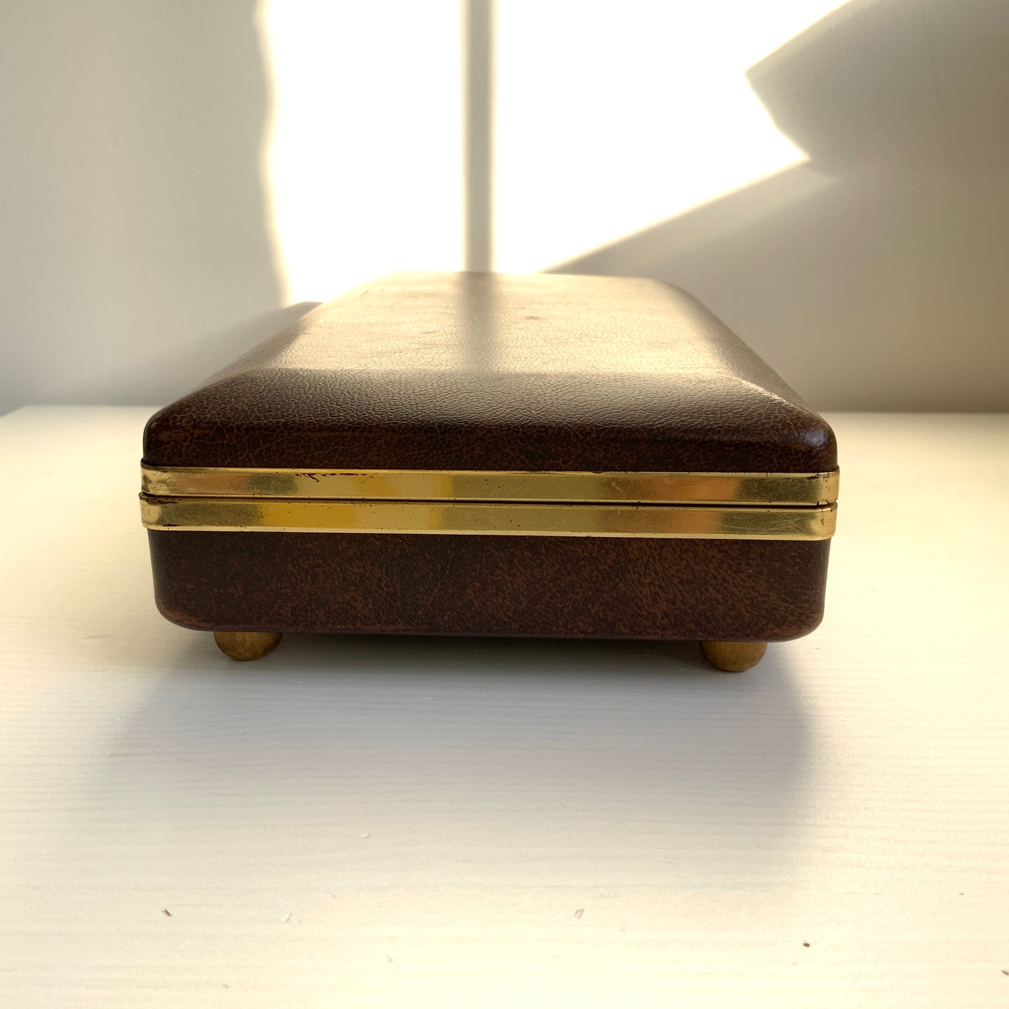 When the lid is opened, a ballerina dressed in a gold bodice and white tutu begins to spin gracefully to music, revealing a charming jewellery box with a built-in music box. 蓋を開けると、ゴールドにホワイトのチュチュをまとったバレリーナがくるくると踊り出す、オルゴール付きのジュエリーボックスです。 