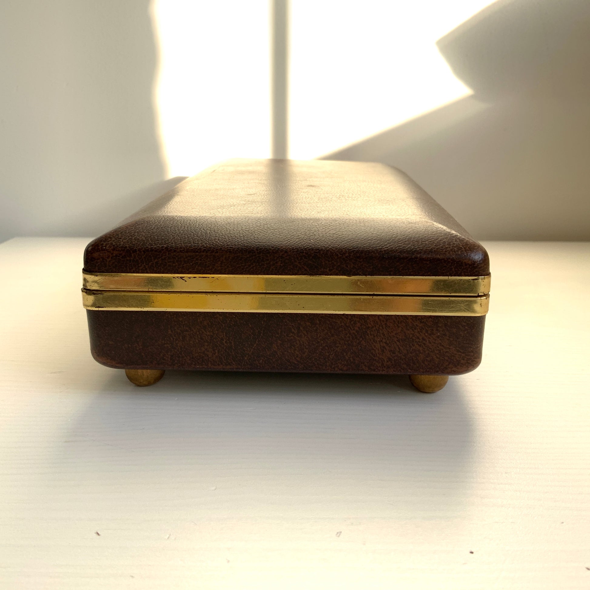 When the lid is opened, a ballerina dressed in a gold bodice and white tutu begins to spin gracefully to music, revealing a charming jewellery box with a built-in music box. 蓋を開けると、ゴールドにホワイトのチュチュをまとったバレリーナがくるくると踊り出す、オルゴール付きのジュエリーボックスです。 