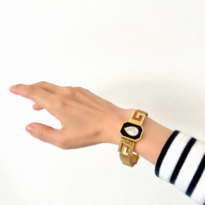 A Givenchy bracelet featuring black enamel, a teardrop of clear rhinestones, and the brand’s initial “G” logo. 黒のエナメルにクリアラインストーンのティアドロップ、そしてブランドロゴのイニシャル”G"が入った、ジバンシィのブレスレット。