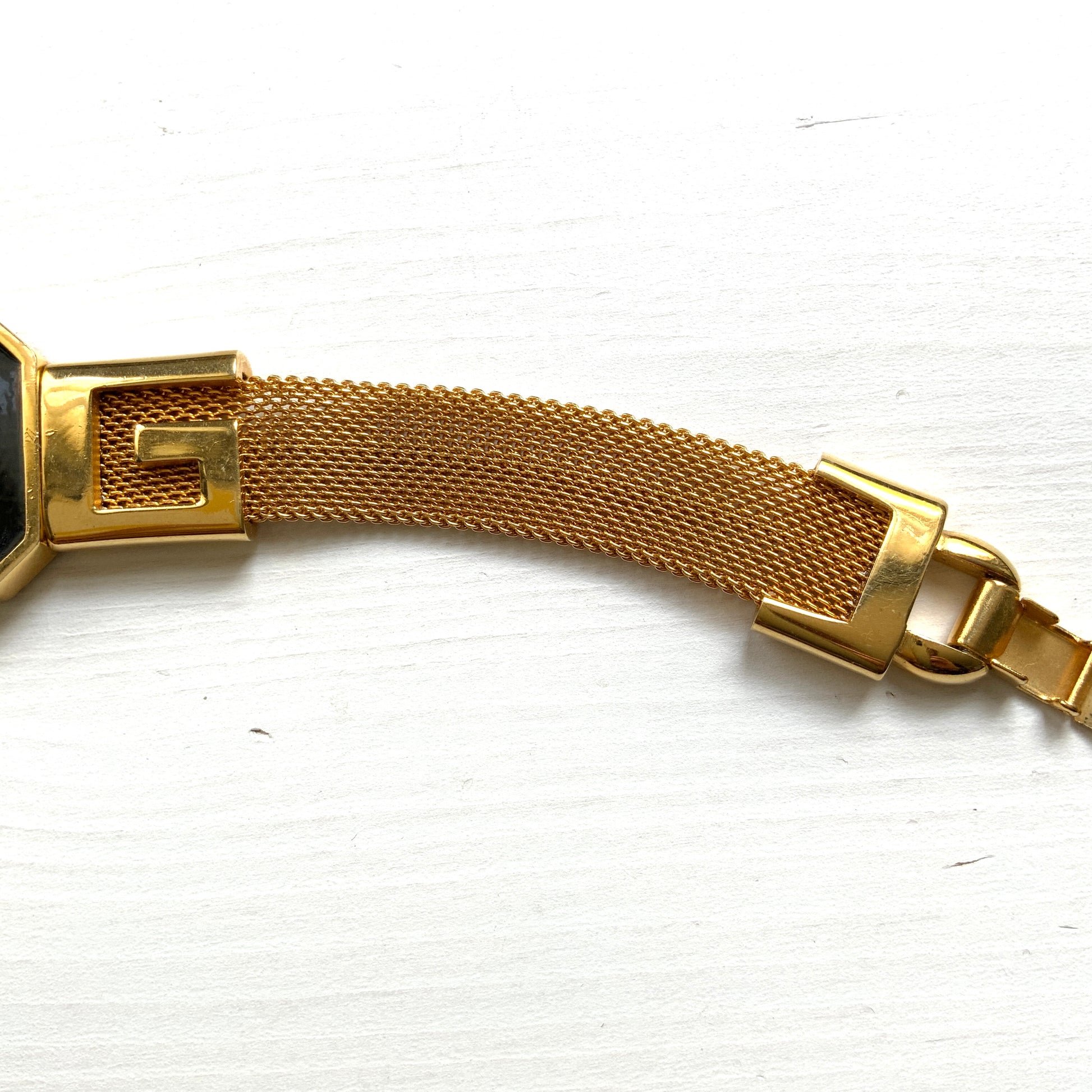 A Givenchy bracelet featuring black enamel, a teardrop of clear rhinestones, and the brand’s initial “G” logo. 黒のエナメルにクリアラインストーンのティアドロップ、そしてブランドロゴのイニシャル”G"が入った、ジバンシィのブレスレット。