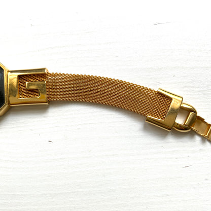 A Givenchy bracelet featuring black enamel, a teardrop of clear rhinestones, and the brand’s initial “G” logo. 黒のエナメルにクリアラインストーンのティアドロップ、そしてブランドロゴのイニシャル”G"が入った、ジバンシィのブレスレット。
