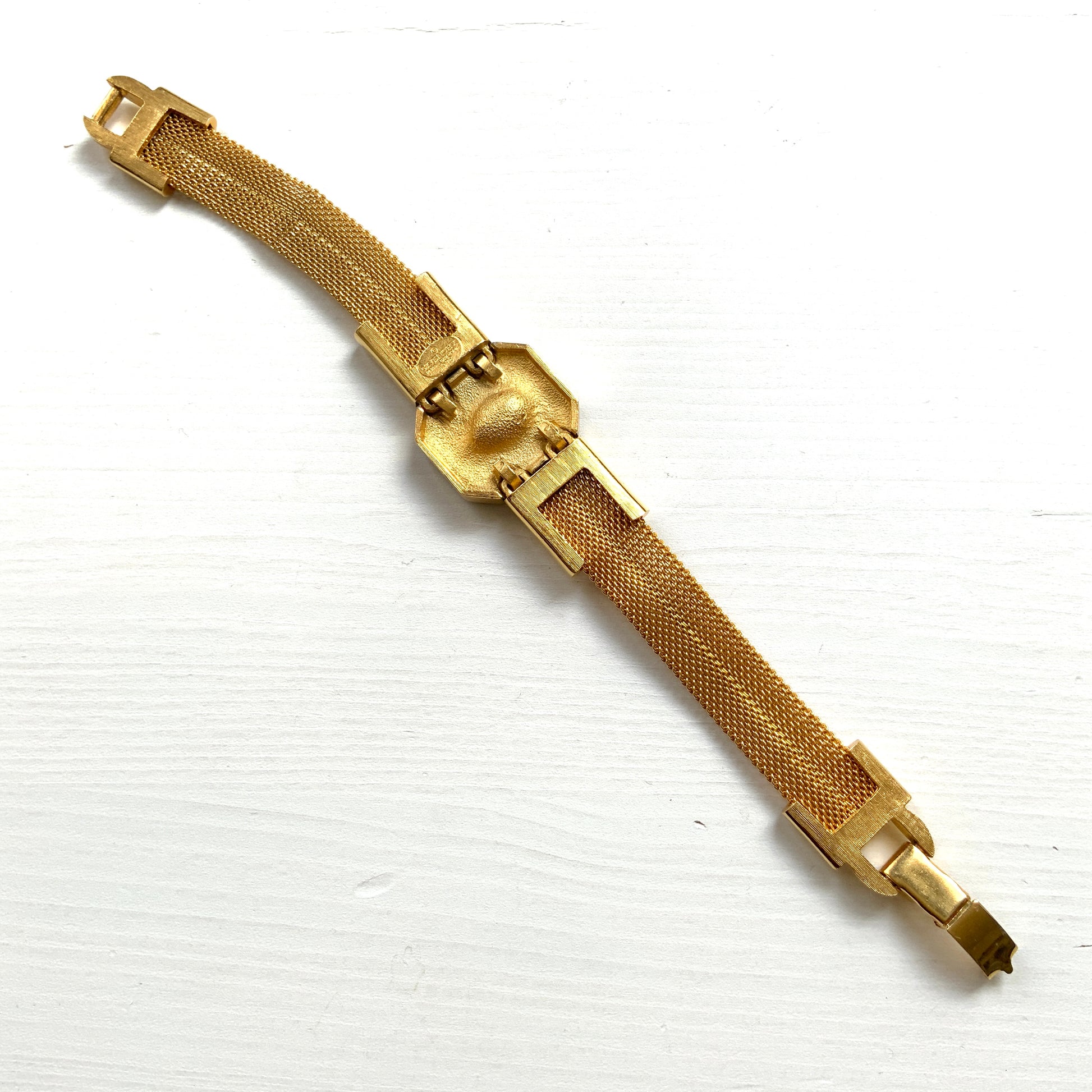 A Givenchy bracelet featuring black enamel, a teardrop of clear rhinestones, and the brand’s initial “G” logo. 黒のエナメルにクリアラインストーンのティアドロップ、そしてブランドロゴのイニシャル”G"が入った、ジバンシィのブレスレット。