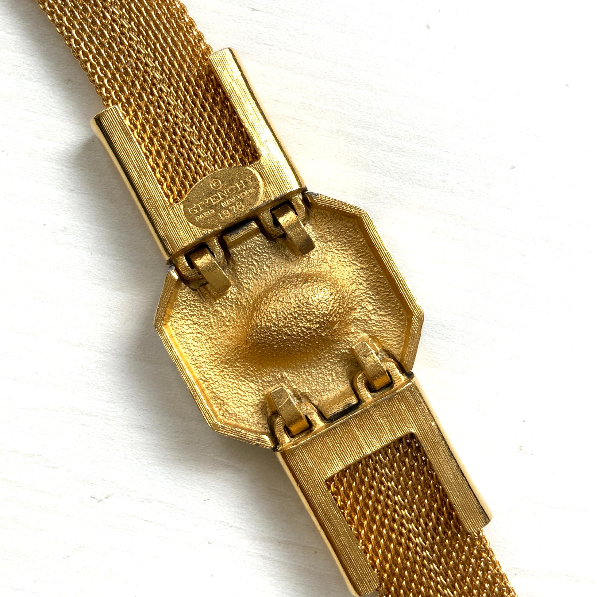 A Givenchy bracelet featuring black enamel, a teardrop of clear rhinestones, and the brand’s initial “G” logo. 黒のエナメルにクリアラインストーンのティアドロップ、そしてブランドロゴのイニシャル”G"が入った、ジバンシィのブレスレット。
