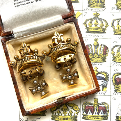 Gold-tone crown clip-on earrings with a Maltese cross charm. ゴールドトーンのクラウンに、マルティーズクロスがゆれるクリップイヤリング。 